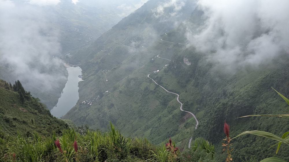 Đèo Mã Pì Lèng dưới áng mây sương sớm. Đây cũng là thời điểm nhiều người chọn đi đến vách đá để săn mây