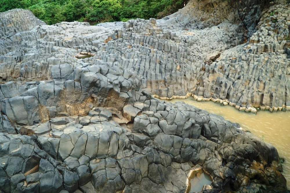 望陽の古代の岩の急流は、形状がよく似た比較的規則的な六角形の石のブロックと棒が垂直方向に交互に配置されて構成されています。