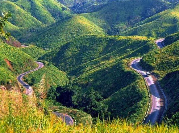 Du lịch Đà Nẵng - Huế, hẳn bạn không thể bỏ qua cung đường mà rất nhiều khách du lịch luôn muốn chinh phục, đó là đường đèo Hải Vân.