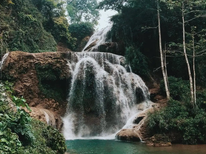 Khung cảnh yên bình thật xanh mướt nơi núi rừng.