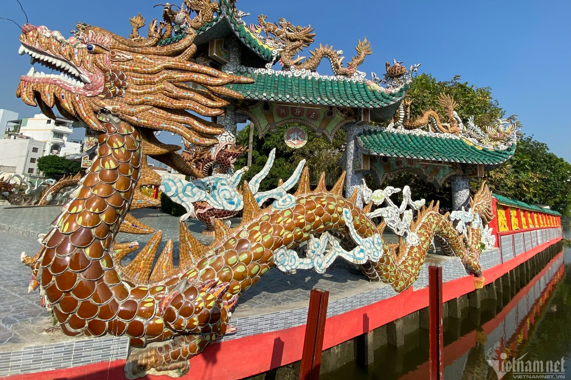 Du xuân, đến ngôi miếu thiêng có hơn 100 con rồng uốn mình giữa sông ở TP.HCM