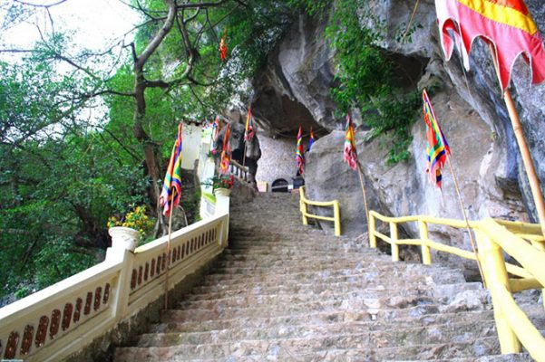 Thạch Động còn có tên gọi khác là Thạch Động Thôn Vân.