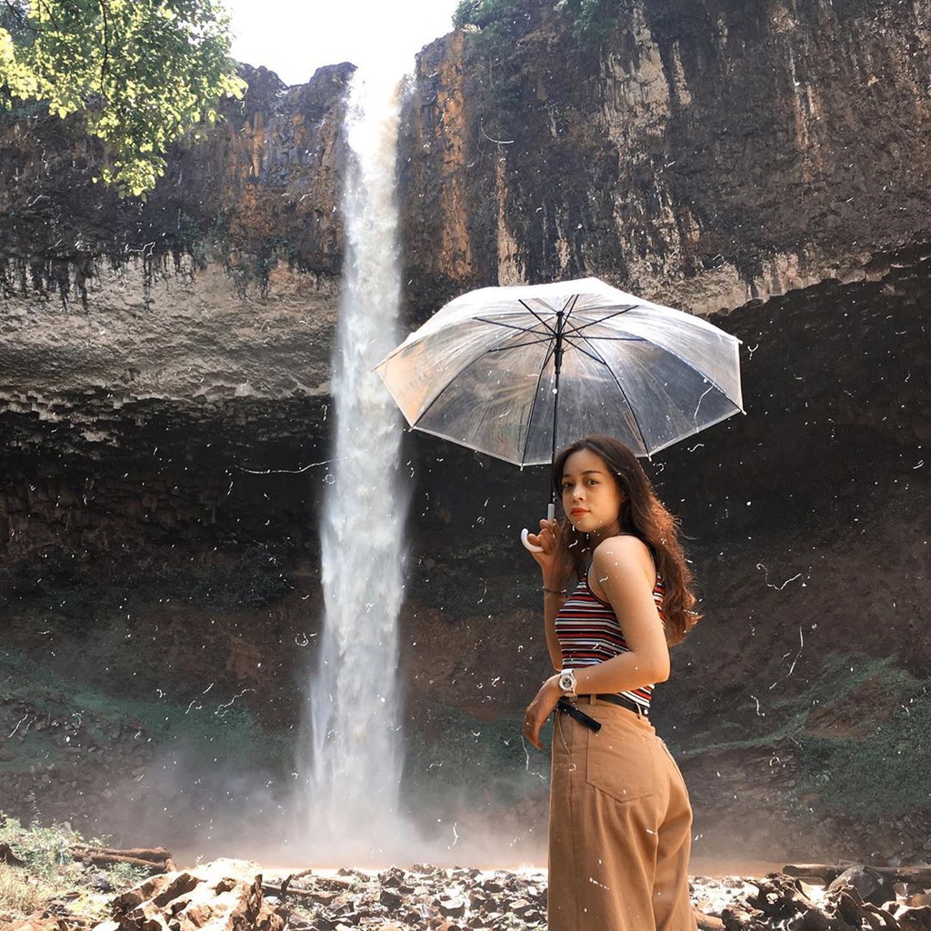 Mọi góc nhìn ở thác đều là một background "triệu like", từ rừng cây, thác nước cho đến mặt hồ xanh biếc.