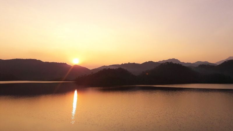 Hoàng hôn tuyệt đẹp ở hồ Suối Lạnh.