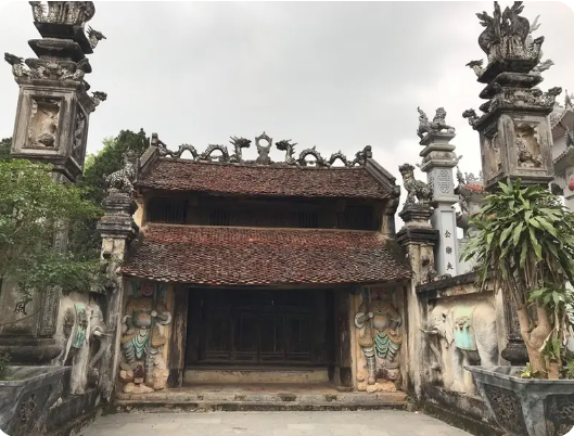 Tham quan những kiến trúc xưa tại làng Hùng Lô.
