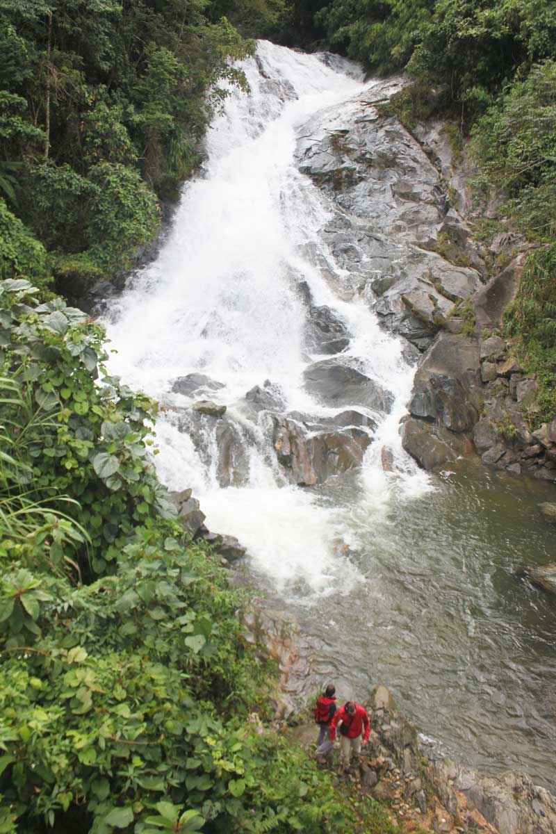 Khách du lịch đến đây tắm suối, vui chơi.