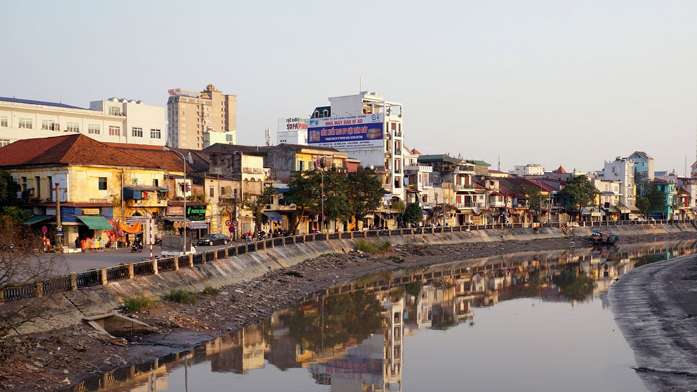 Những ngôi nhà cổ, những bức tường rêu phong nằm hai bên bờ sông êm đềm