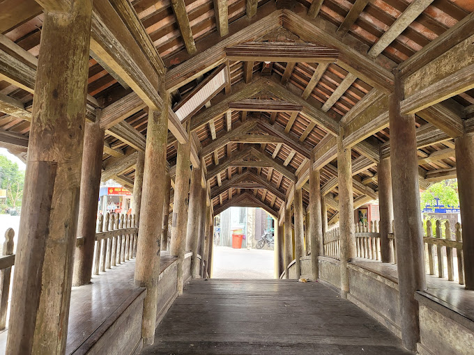 Cầu ngói chợ Lương