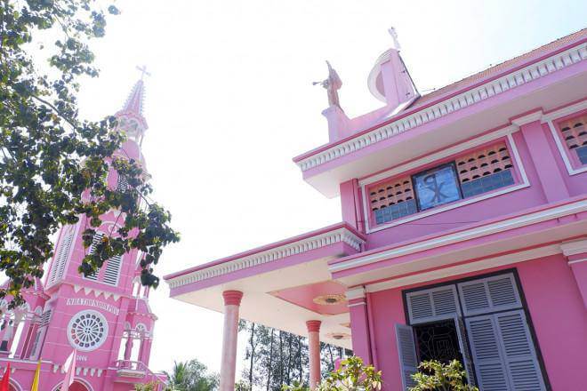 Lạc Bước Giữa Sắc Hồng Thời Gian Ở Nhà Thờ Nhơn Phú