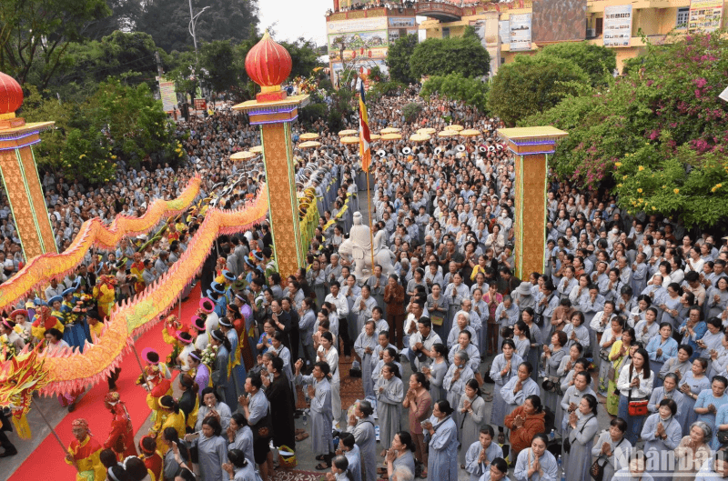 Paying homage to Avalokiteshvara Bodhisattva