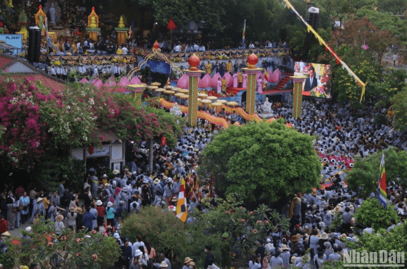 Paying homage to Avalokiteshvara Bodhisattva