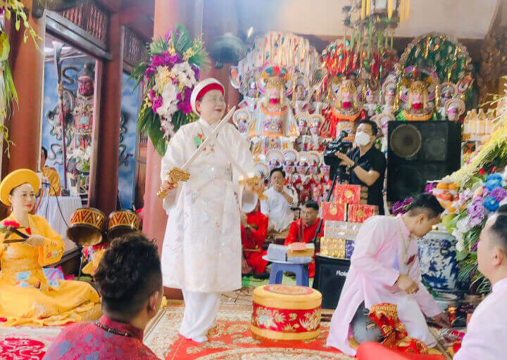 Khánh tiệc Cô Bé Minh Lương