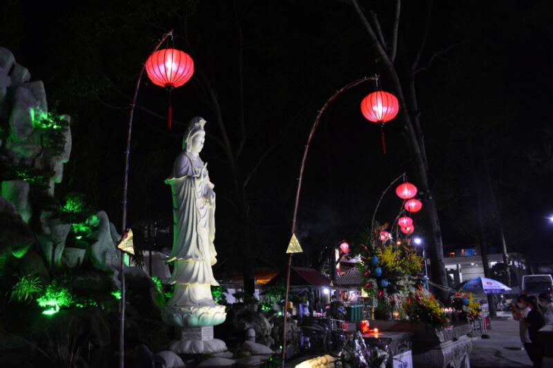 Paying homage to Avalokiteshvara Bodhisattva