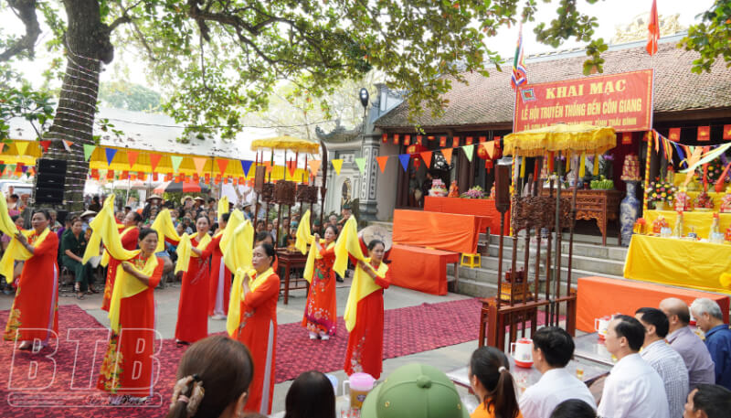 Traditional festival of Con Giang temple