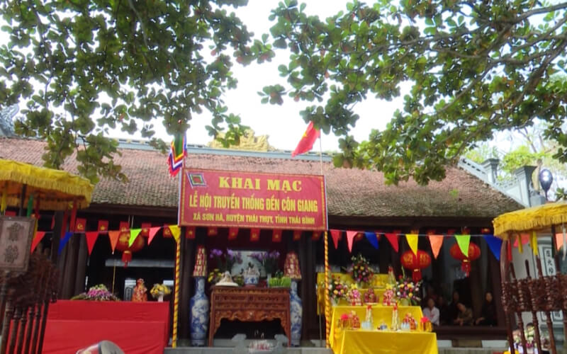 Traditional festival of Con Giang temple