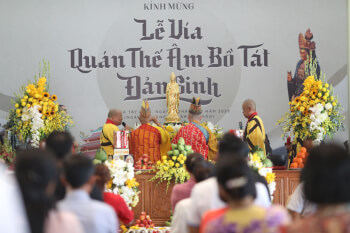 Paying homage to Avalokiteshvara Bodhisattva