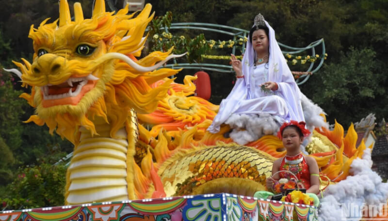 Paying homage to Avalokiteshvara Bodhisattva