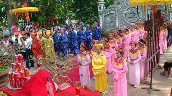 Traditional festival of Con Giang temple