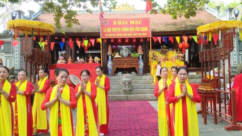 Traditional festival of Con Giang temple