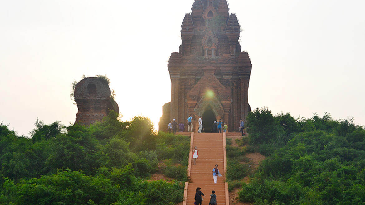 Tháp Bánh Ít (Tháp Bạc)