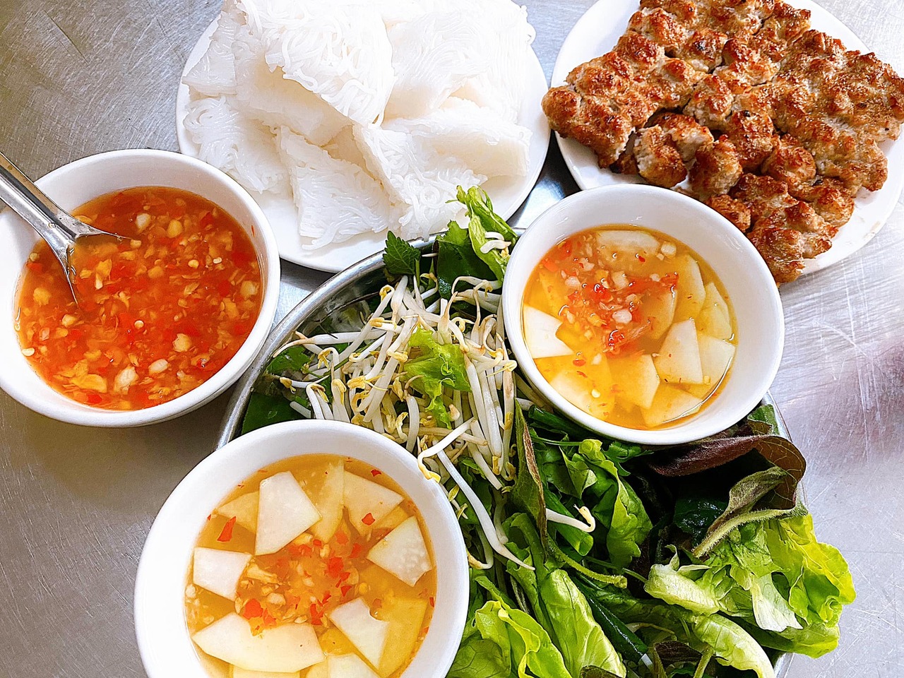 Lạc vào góc phố thơm mùi chả nướng – Quán Tình Mai có gì đặc biệt?