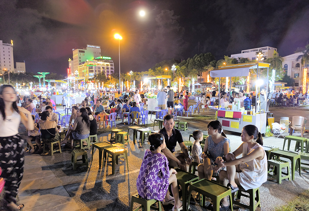 Tại đây bạn sẽ được khám phá hơn 100 gian hàng bày bán đa dạng sản phẩm, và thưởng thức các hoạt động âm nhạc, thể thao, nghệ thuật đường phố, trò chơi dân gian đặc sắc…