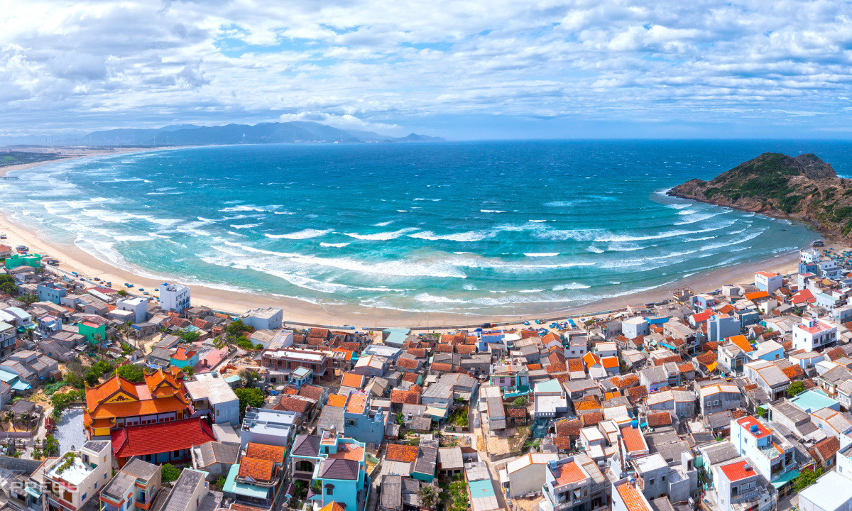 Bãi biển mang trong mình một nét đẹp mộng mơ nhưng lại không kém phần quyến rũ của biển cả, bãi cát vàng.