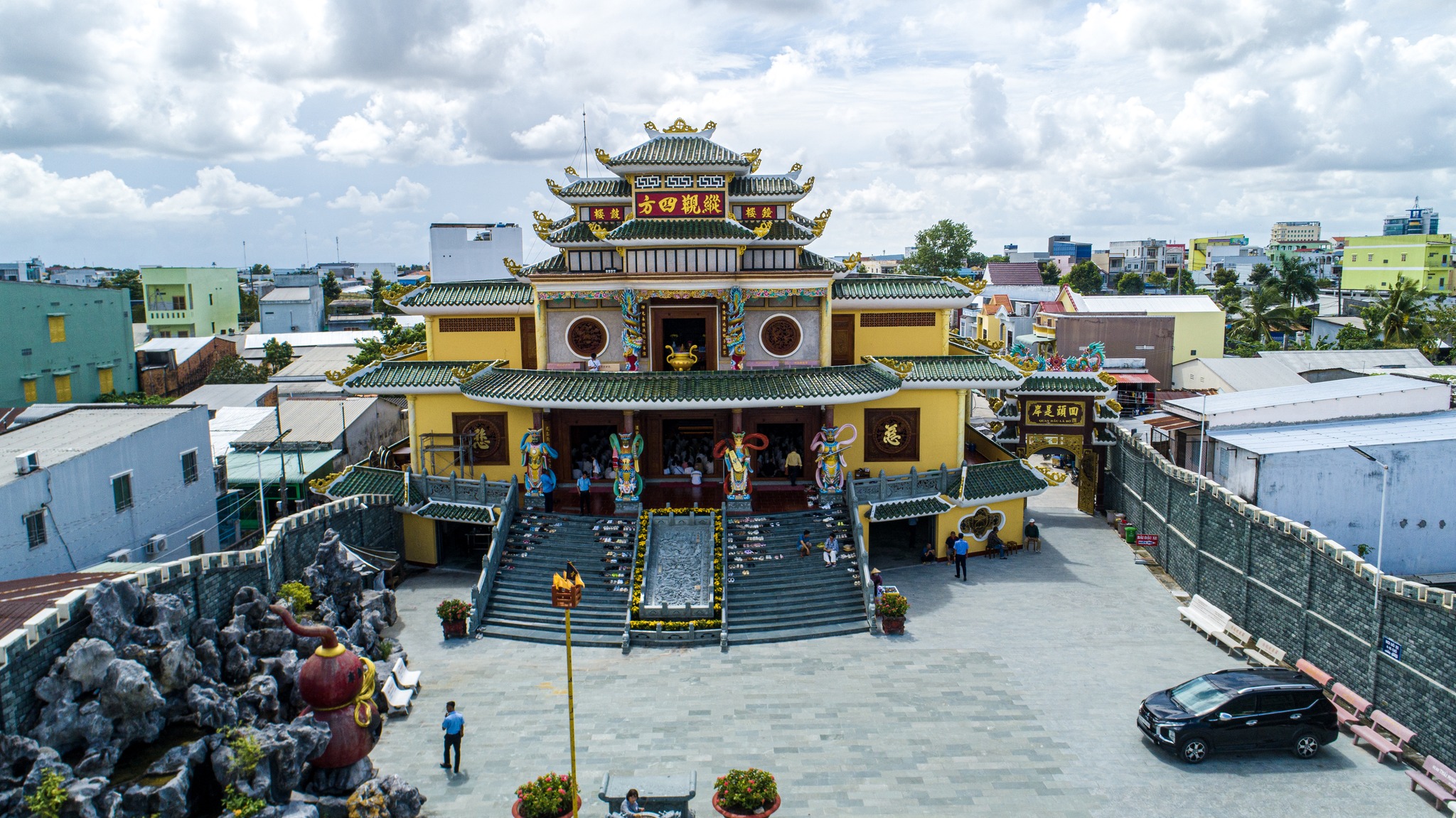 Ngôi chùa của người Hoa này mang vẻ đẹp cổ kính, bề thế tựa như một tòa lâu đài đồ sộ trên mảnh đất miền Tây sông nước