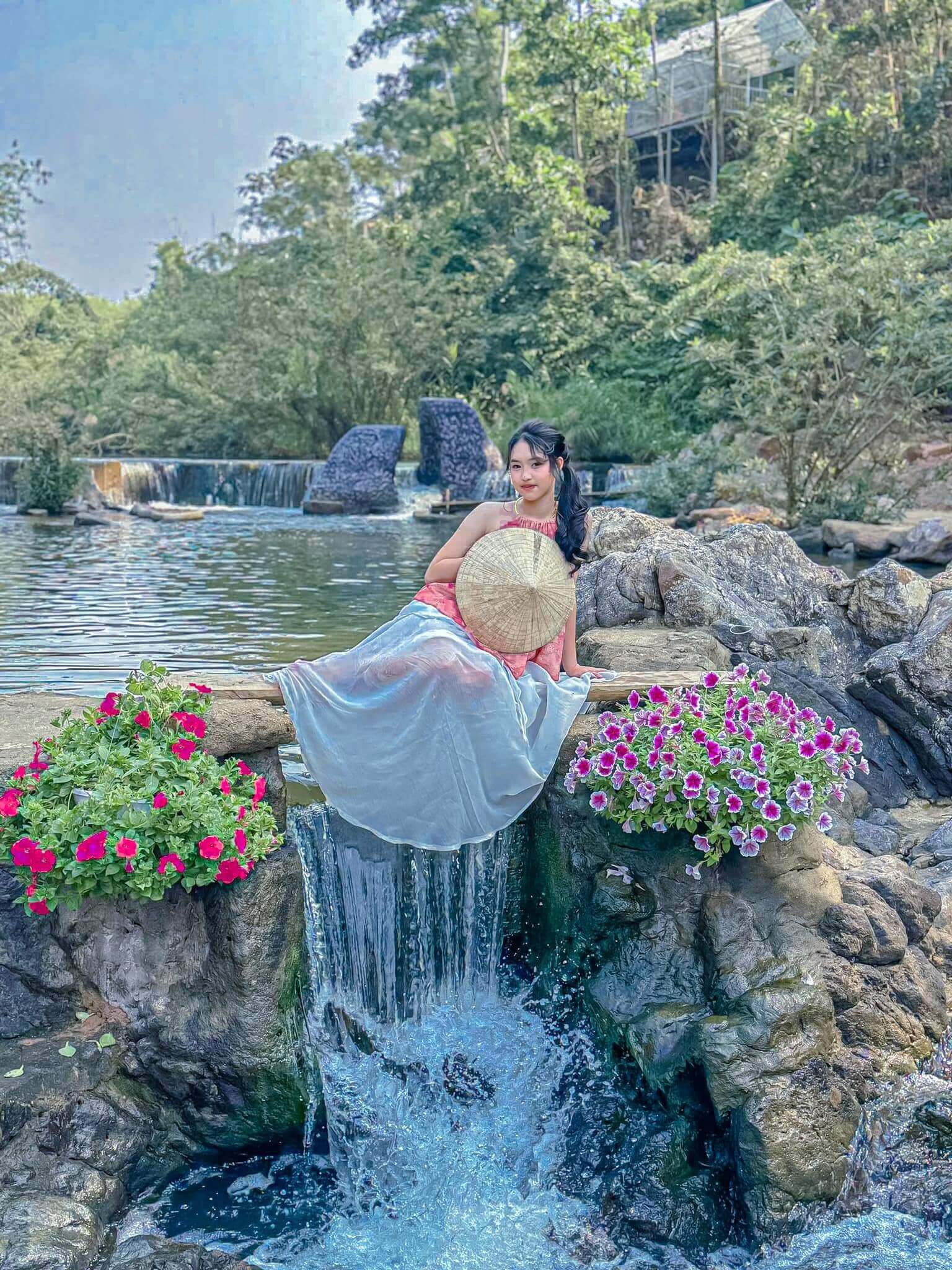 Con suối thu hút nhiều du khách đến thăm quan và trải nghiệm, đặc biệt là giới trẻ.