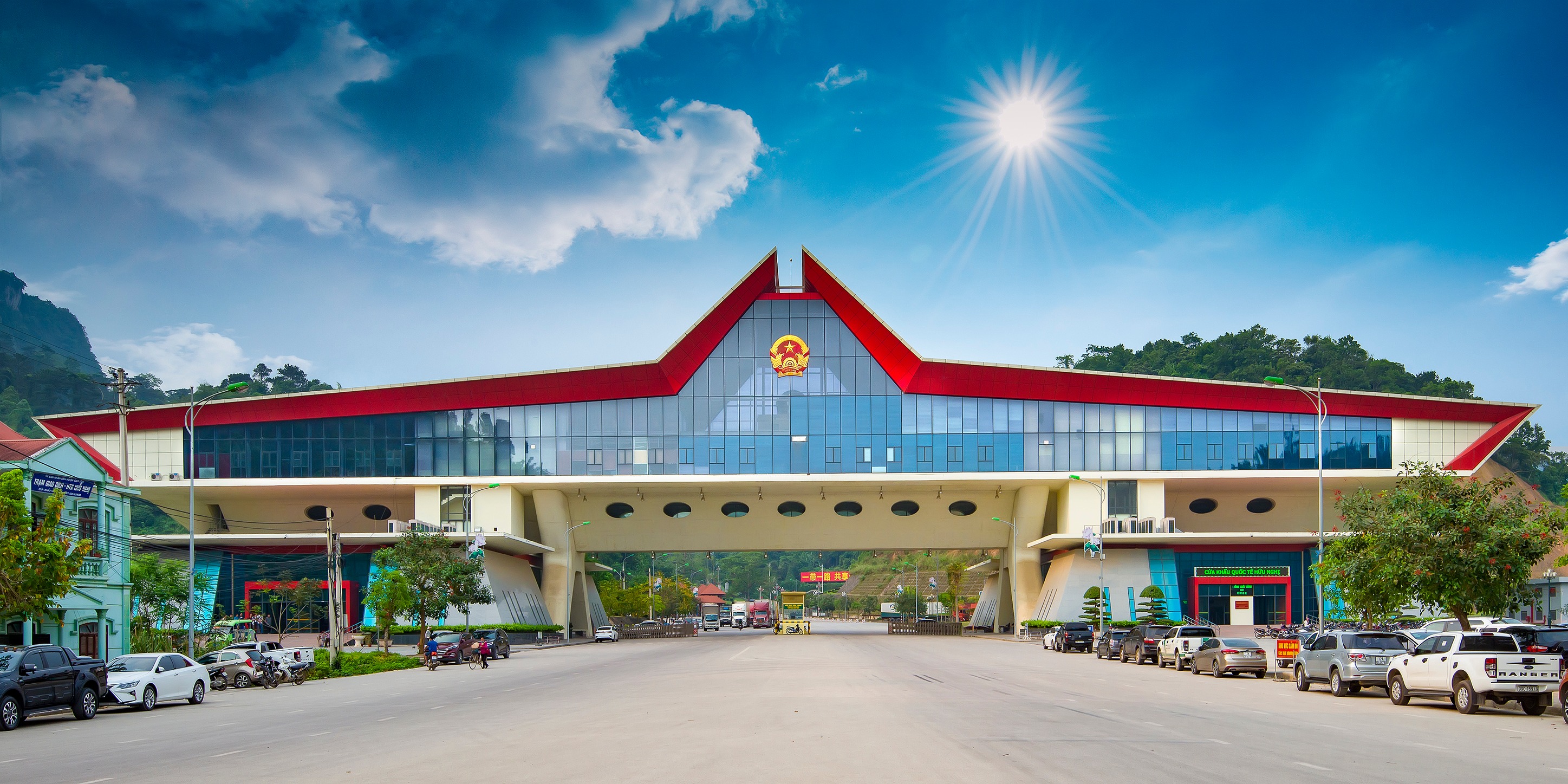 Nằm trên biên giới Việt Nam và Trung Quốc, Cửa khẩu Quốc tế Hữu Nghị Lạng Sơn là cầu nối quan trọng trong giao thương kinh tế giữa hai nước.