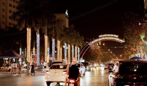 Dù mới đi vào hoạt động trong dịp 30/4 - 1/5/2024 nhưng tuyến phố đã thu hút rất đông người dân và du khách đến tham quan, check - in.