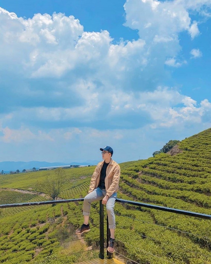 Sở dĩ có tên gọi là “Đồi chè trái tim Mộc Sương” vì ở đây, chú Sương - người chủ đồi chè vô cùng tâm huyết đã cho trồng chè thành những hình trái tim