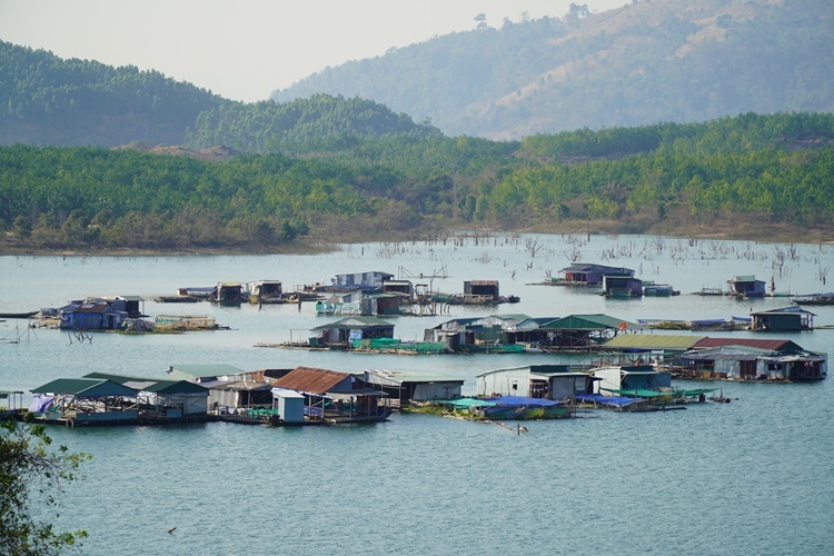 Làng chài Sê San