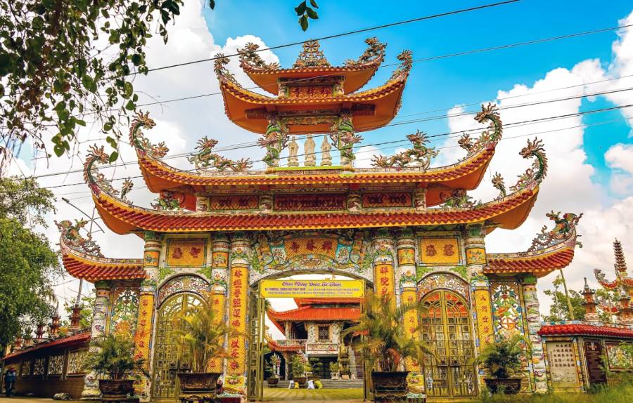 Cổng Tam quan của chùa Thiền Lâm rất cao, rộng lớn và có mái rồng uy nghiêm.