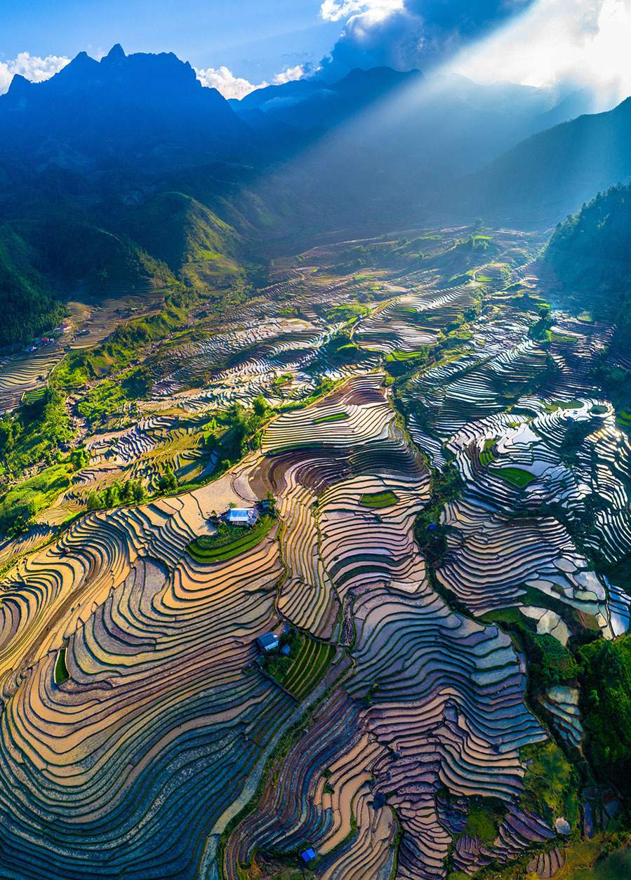 Du khách có cơ hội chiêm ngưỡng vẻ đẹp vùng núi Tây Bắc hùng vĩ trong suốt chuyến đi từ tháng 9 đến tháng 4