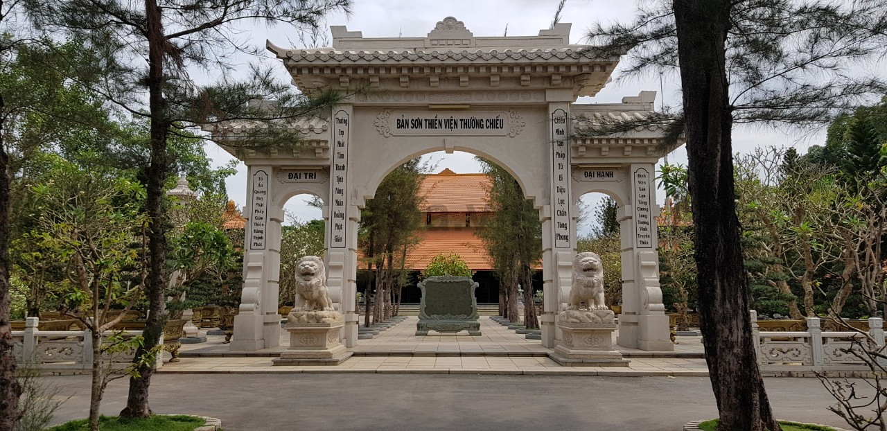 Một điểm khác biệt của Thiền viện Thường Chiếu và những công trình tâm linh khác là các tòa nhà trong khuôn viên đều có kiến trúc giống nhau.