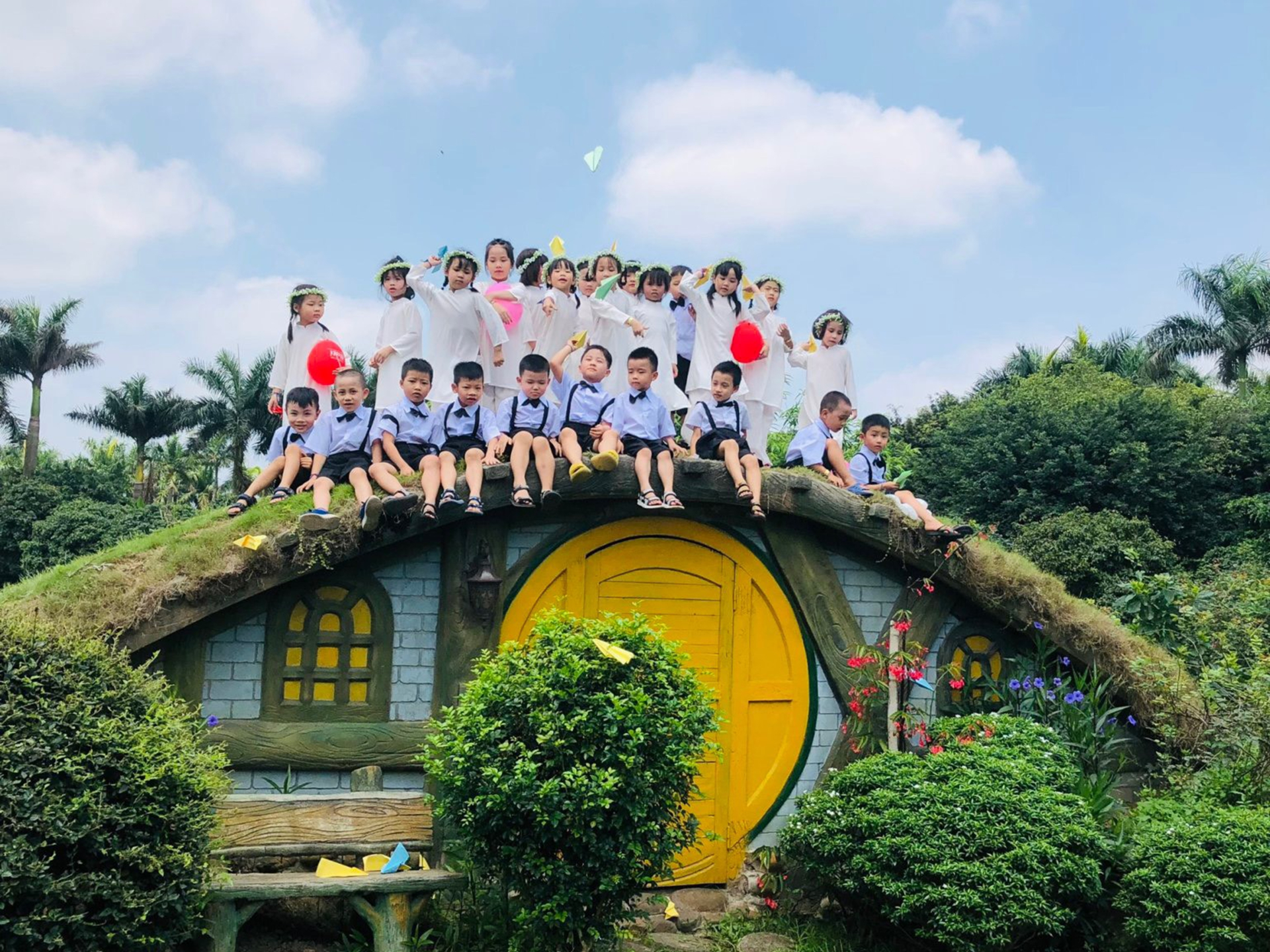 Với diện tích rộng lớn và không gian thiết kế độc đáo, nơi đây hứa hẹn sẽ mang đến cho bạn những trải nghiệm khó quên và rất thích hợp để tổ chức team building.