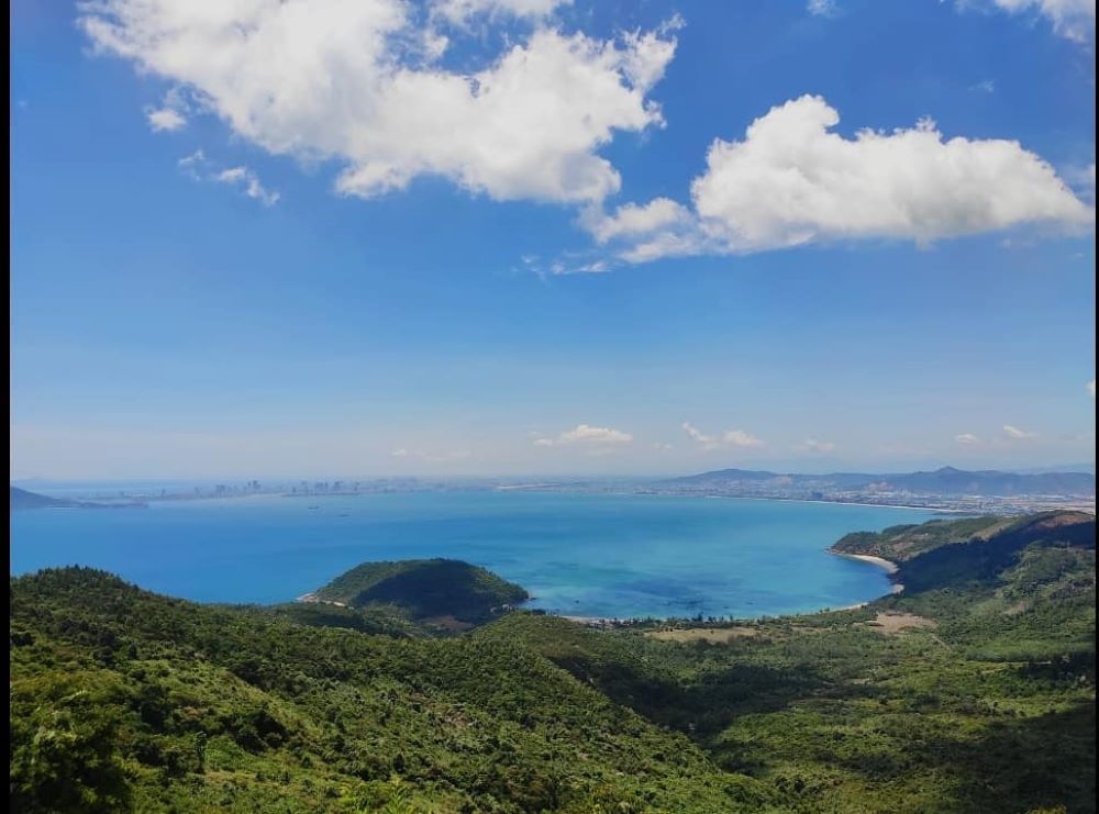 Khu rừng nguyên sinh rộng lớn bao quanh Hòn Sơn Chà.