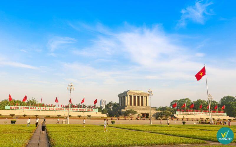 Ghé quảng trường Ba Đình Viếng lăng Bác