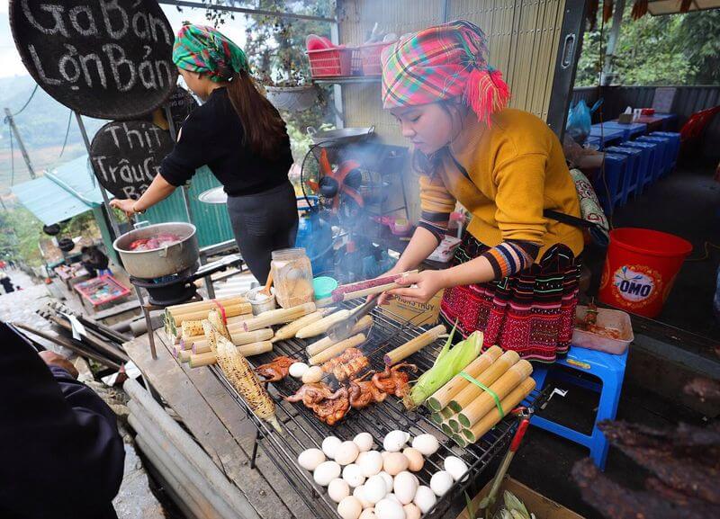Thưởng thức ẩm thực tại chợ đêm Sa Pa