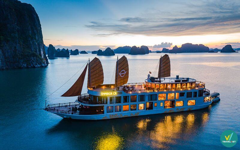 Ngủ qua đêm trên du thuyền giữa Hạ Long